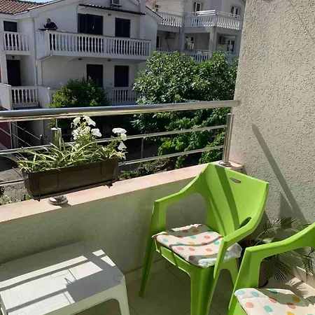Cozy With Private Garage - Walk To Center Apartament