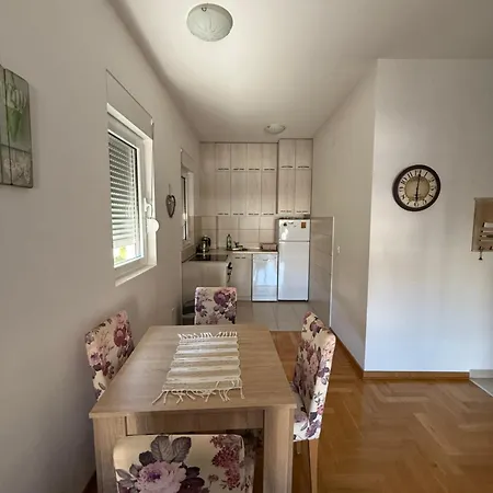 Cozy With Private Garage - Walk To Center Budva