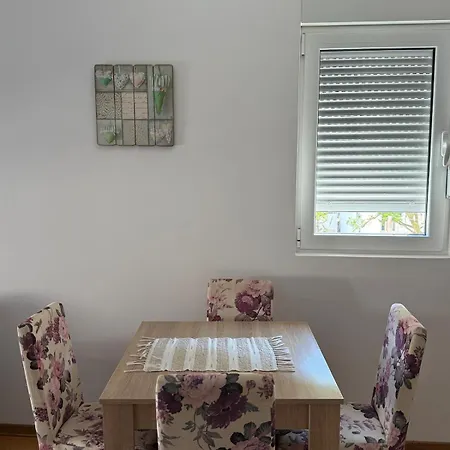 Cozy With Private Garage - Walk To Center