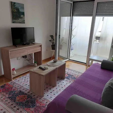 Cozy With Private Garage - Walk To Center Daire *