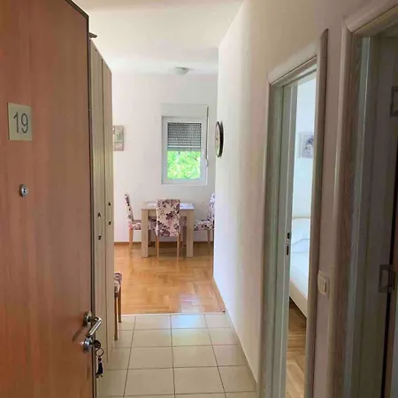 Cozy With Private Garage - Walk To Center Lägenhet Budva