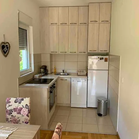 Cozy With Private Garage - Walk To Center *