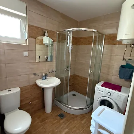 Cozy With Private Garage - Walk To Center *